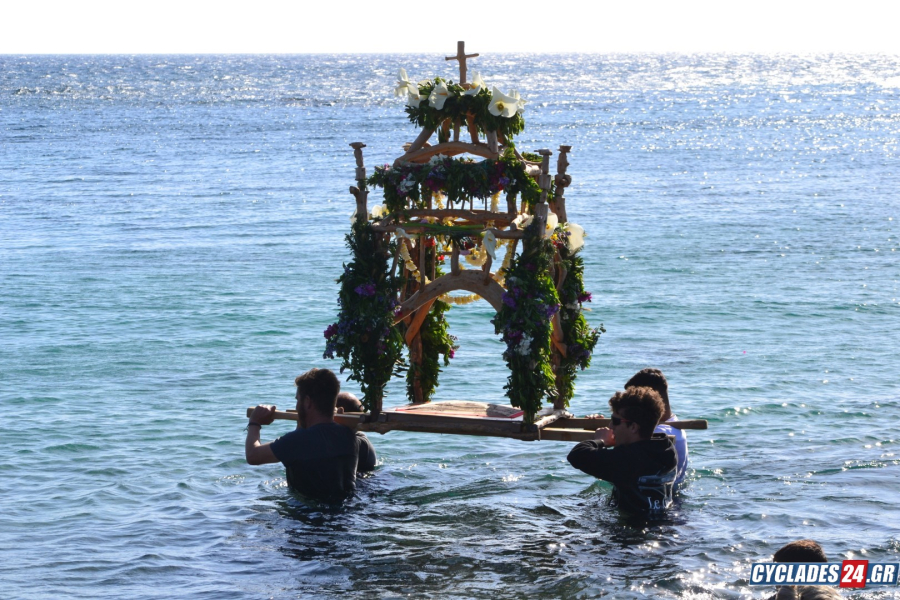 Νάξος: Περιφορά επιταφίου στην θάλασσα, το ξεχωριστό έθιμο (βίντεο)