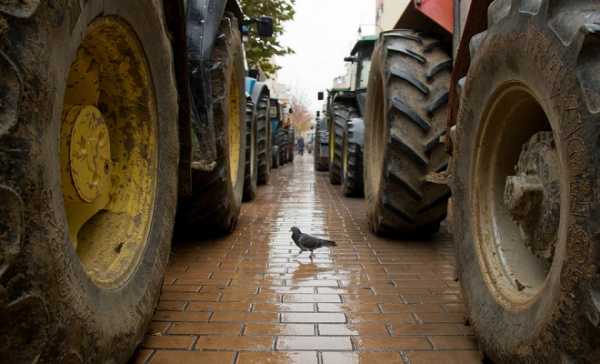 Οι αγρότες βγάζουν τα τρακτέρ στις εθνικές οδούς