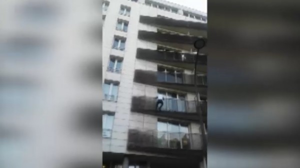 Σκαρφάλωσε σε πολυκατοικία για να σώσει ένα 4χρονο παιδί κρεμασμένο στο κενό