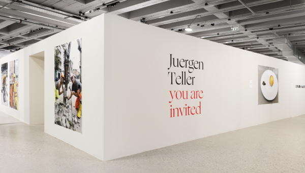 Είδαμε την έκθεση του Juergen Teller στο Onassis Ready λίγο πριν ανοίξει για το κοινό