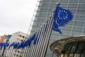 Η ΕΕ αυστηροποιεί τον έλεγχο ξένων επενδύσεων σε άμυνα, AI και ημιαγωγούς