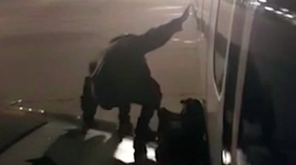 Επιβάτης της Ryanair βγήκε στο φτερό του αεροπλάνου