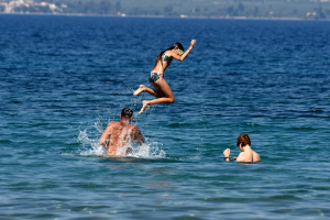 Ο καιρός σήμερα: «Καυτή» και η Πέμπτη, σε ποιες περιοχές θα... σπάσει το 40άρι (βίντεο)