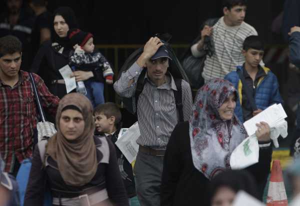 Σχεδόν 5.500 πρόσφυγες στο λιμάνι του Πειραιά