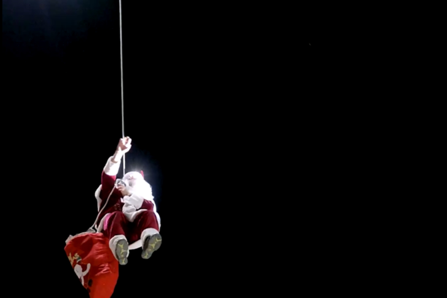 «Ιπτάμενοι» πυροσβέστες χάρισαν δώρα και χαμόγελα σε παιδιά στο «Παίδων» (Βίντεο)