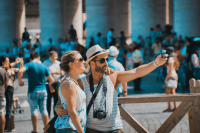 Περισσότεροι οι τουρίστες, αλλά λιγότερα τα χρήματα που δαπάνησαν στο πρώτο εξάμηνο 2026