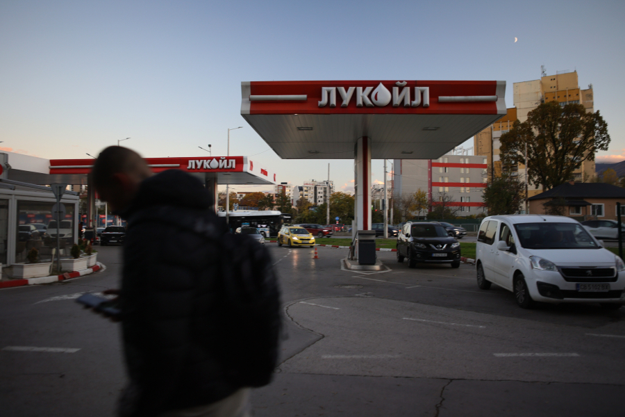 Carlyle, MOL and HELLENiQ ENERGY Circle Lukoil Assets Amid Romania’s Sanctions Push
