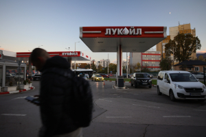 Carlyle, MOL and HELLENiQ ENERGY Circle Lukoil Assets Amid Romania’s Sanctions Push