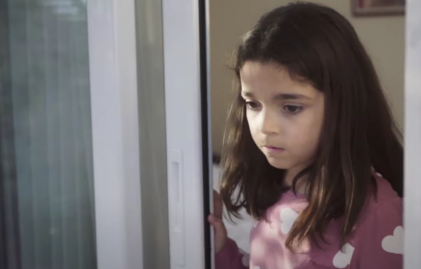 «Να με λες μαμά»: Η μικρή Ιωάννα βιώνει ξανά την κακοποίηση
