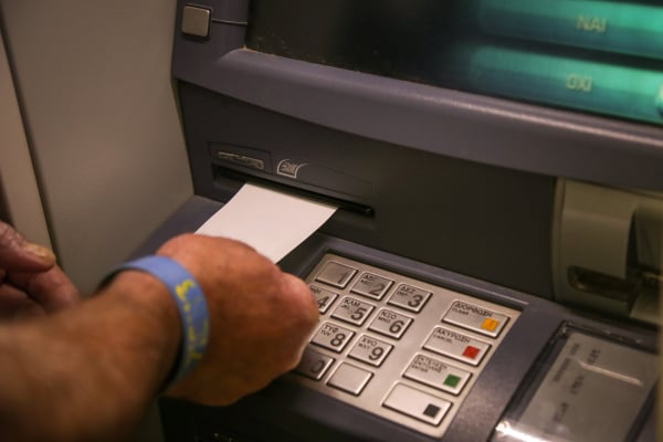 Προπληρωμένη κάρτα: Αδυνατούν οι δικαιούχοι των επιδομάτων να πληρώσουν τις υποχρεώσεις τους