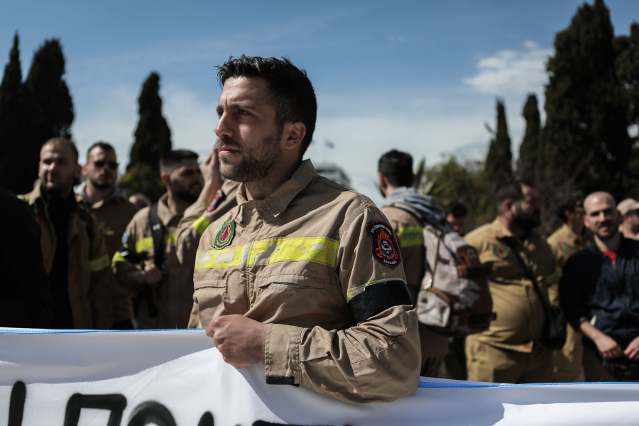 Συγκέντρωση διαμαρτυρίας πυροσβεστών στο Σύνταγμα για προσλήψεις, μέσα ατομικής προστασίας και ιατρική περίθαλψη