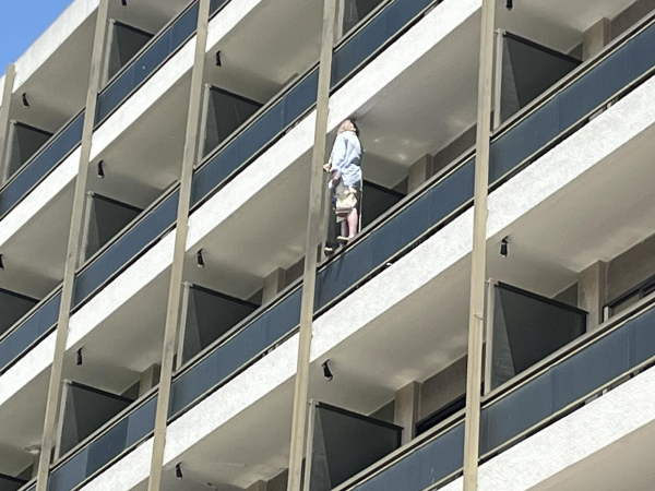 Συναγερμός στην Λάρισα: Γυναίκα απειλεί να αυτοκτονήσει, ανέβηκε σε μπαλκόνι ξενοδοχείου