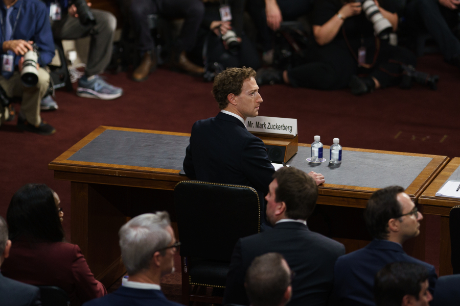 Facebook και Instagram παραδόθηκαν στον Τραμπ