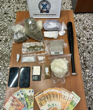 Επεισοδιακή σύλληψη δύο 23χρονων στην Πάρο – Προσπάθησε να εμβολίσει αστυνομικό