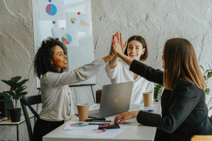 Πρωταγωνιστούν οι γυναίκες στην επιστήμη και την τεχνολογία στην Ελλάδα - Τι δείχνουν στοιχεία της Eurostat