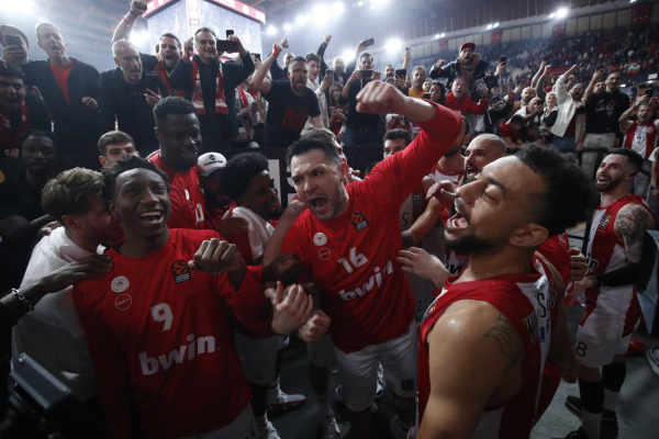 Ο Παπανικολάου έδωσε το… σύνθημα και οι οπαδοί του Ολυμπιακού «έσπασαν» τα ντεσιμπέλ! (video)