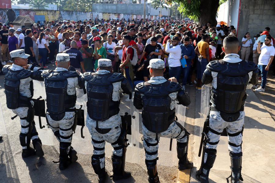 ΗΠΑ: Εντολή σε χιλιάδες στρατιώτες να μεταβούν στα σύνορα με το Μεξικό, αλλά με άγνωστες αρμοδιότητες