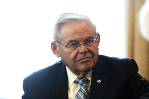 Πολιτικά κίνητρα αποδίδει στους διώκτες του ο Ρόμπερτ Μενέντεζ και τους «κατονομάζει»