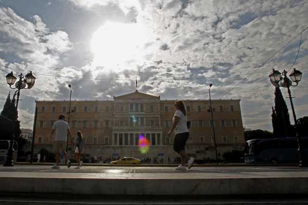 Συγκέντρωση ειδών πρώτης ανάγκης για τους πρόσφυγες στο Σύνταγμα