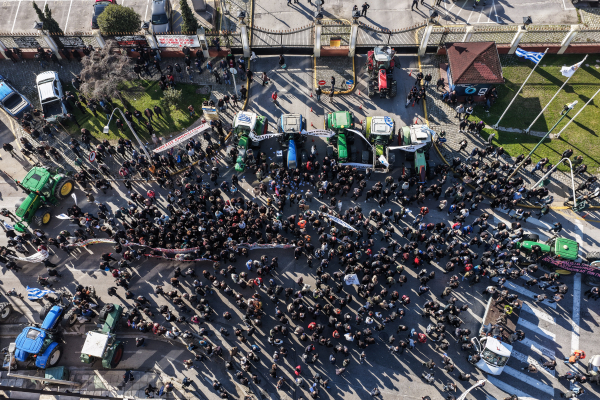 Αμετακίνητοι οι αγρότες, αρνούνται «προσχηματικό διάλογο»: Ο χάρτης των μπλόκων