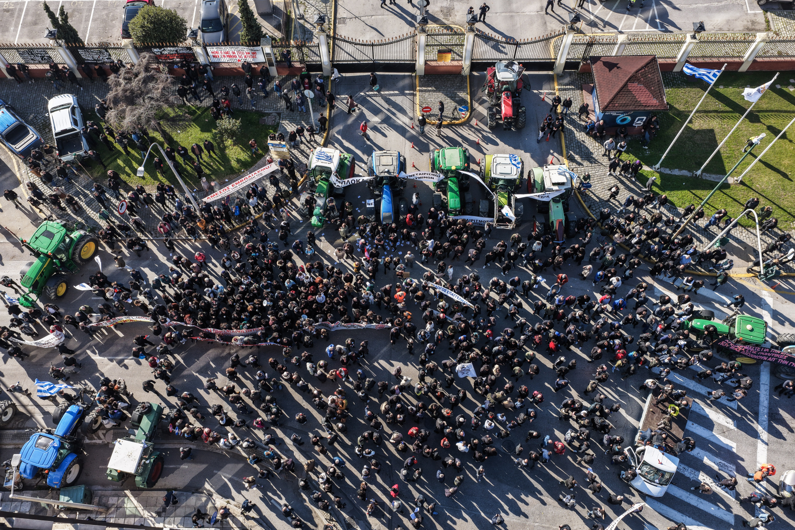 Αμετακίνητοι οι αγρότες, αρνούνται «προσχηματικό διάλογο»: Ο χάρτης των μπλόκων