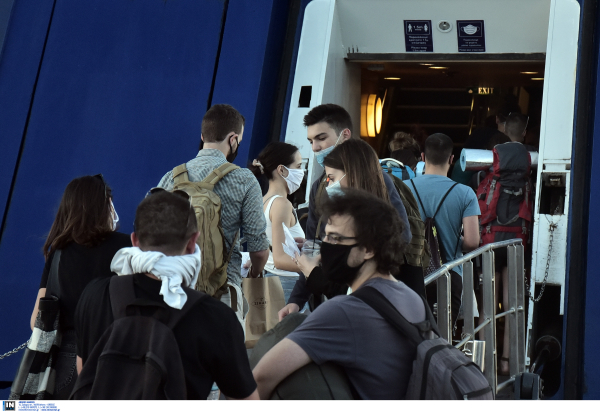 Κανονικά τα δρομολόγια των πλοίων στο λιμάνι του Πειραιά, απαγορευτικό στο λιμάνι του Λαυρίου