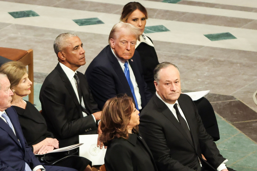 Κηδεία Τζίμι Κάρτερ: Οι λοξές ματιές και το σνομπάρισμα στον Τραμπ (Εικόνες και Βίντεο)