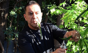Ο Γιώργος Μαζωνάκης σε ρόλο «Αγρότης μόνος ψάχνει» - Η ανάρτησή του