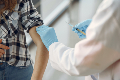 Κορονοϊός: Η ηλικία και η κατάσταση υγείας επηρεάζουν την ανοσία μετά τον εμβολιασμό