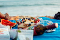 Καύσωνας: Τα 5 απαγορευμένα τρόφιμα για την παραλία