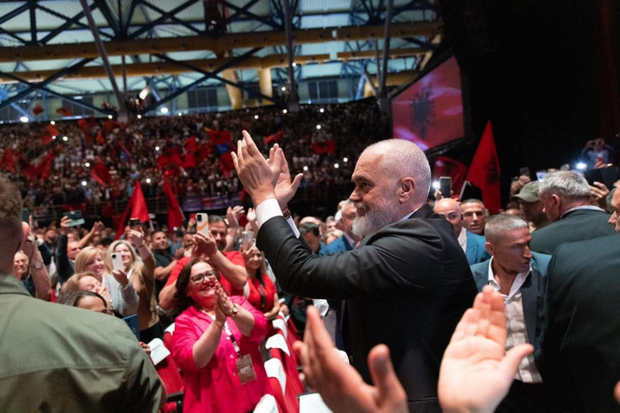 Οι αναρτήσεις Ράμα για την «αξέχαστη αλβανική μέρα» στο Γαλάτσι