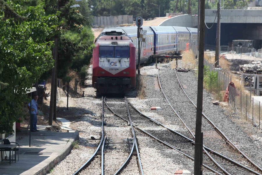 Χωρίς τρένα και προαστιακό μέχρι την Παρασκευή, συνεχίζουν την απεργία οι εργαζόμενοι στο σιδηρόδρομο