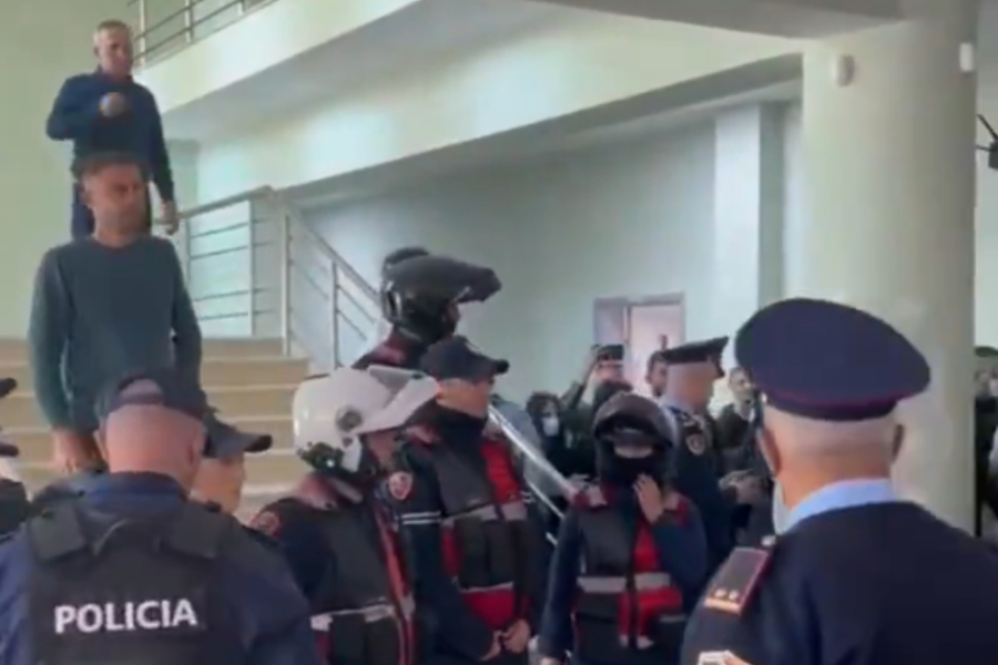 Αλβανία: Παρέμβαση της αστυνομίας στο πανεπιστήμο Ismail Qemali στη Vlora (Βίντεο)