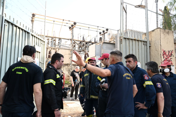 Υπό έλεγχο τέθηκε φωτιά που ξέσπασε σε υποσταθμό της ΔΕΗ, στη Δάφνη