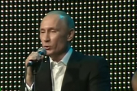 Όταν ο Πούτιν τραγουδούσε και οι Ντελόν, Στόουν, Κόστνερ και Ντεπαρντιέ τον χειροκροτούσαν (βίντεο)