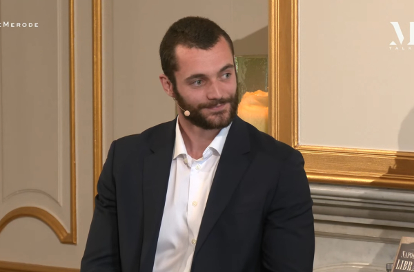 Ο Λουί Σαρκοζί ονειρεύεται πολιτική καριέρα, αλλά με «στρατηγική» Ντόναλντ Τραμπ