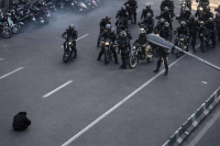 Χιλιάδες αντικαθεστωτικοί στους δρόμους του Ιράν: Viral ο μοναχικός διαδηλωτής απέναντι στις μοτοσυκλέτες της αστυνομίας