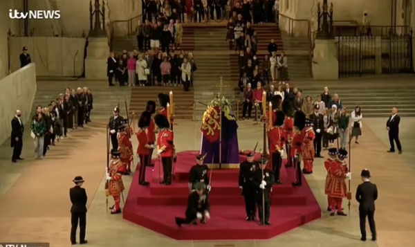 Το απίστευτο απρόοπτο μπροστά στο φέρετρο της Ελισάβετ: Φρουρός κατέρρευσε από την εξάντληση (βίντεο)