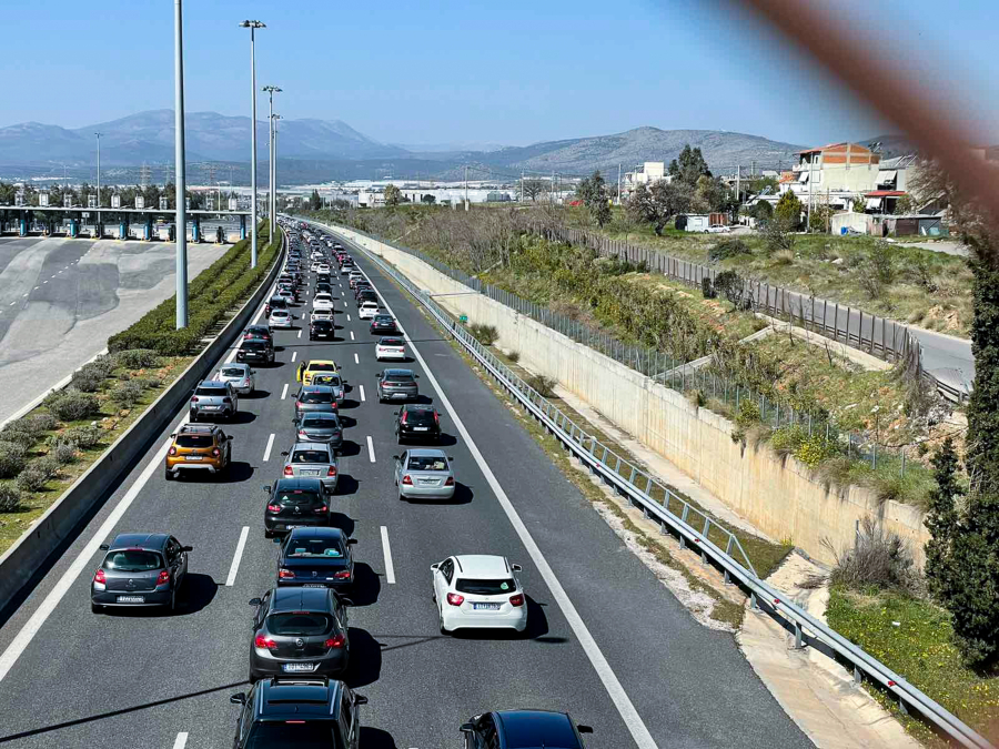 Μποτιλιάρισμα στην Αττική Οδό λόγω σύγκρουσης τεσσάρων οχημάτων