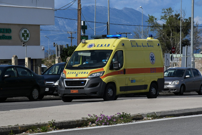 Κορονοϊός: Το υπουργείο Οικονομικών προμηθεύει το ΕΚΑΒ με δέκα ασθενοφόρα