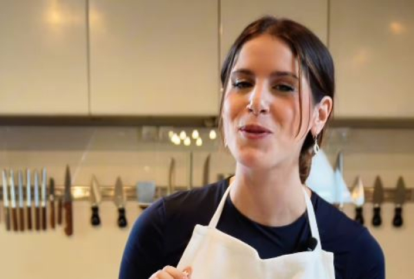 Γνωστή food blogger μαγείρεψε εν ώρα πτήσης, αλλά έφαγε «κράξιμο» (βίντεο)