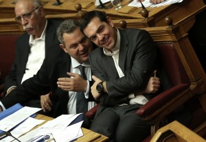 Σε «άλλη γραμμή» Τσίπρας και Καμμένος για την σύλληψη των αξιωματικών - Για «ομήρους» μιλά ο ΥΕΘΑ