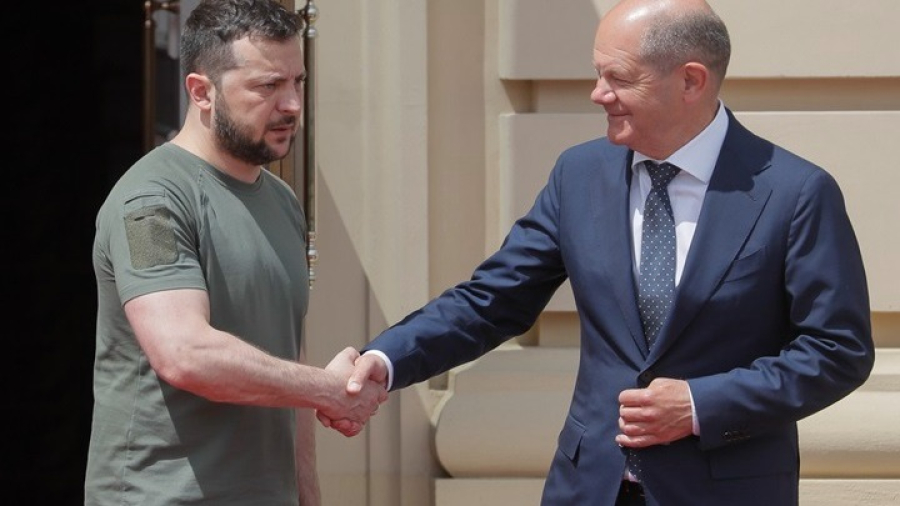 Στο «τραπέζι» η ανοικοδόμηση της Ουκρανίας, η «υπόσχεση» του Σολτς στον Ζελένσκι