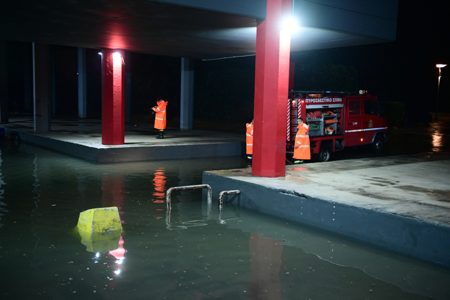 Κακοκαιρία Byron: Αναβλήθηκε το Ολυμπιακός - Φενέρμπαχτσε - Πλημμύρισε ο χώρος γύρω από το ΣΕΦ (Εικόνες)