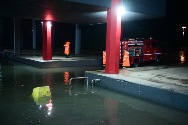 Κακοκαιρία Byron: Στον «αέρα» το Ολυμπιακός - Φενέρμπαχτσε - Πλημμύρισε ο χώρος γύρω από το ΣΕΦ (Εικόνες)