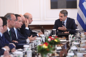 Δημοσκόπηση: Αλαζονεία της κυβέρνησης βλέπει το 63% - Το προφίλ των αναποφάσιστων