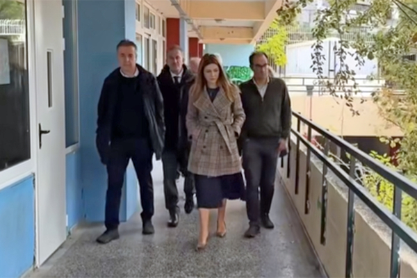 Επίσκεψη Ζαχαράκη στην Γκράβα: Δεν αρκεί να αποκαταστήσουμε τα κτίρια, πρέπει να διασφαλίσουμε τη συνέχεια της σχολικής ζωής