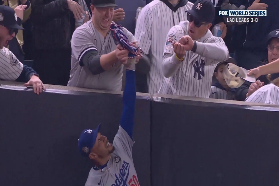 Απίστευτο περιστατικό στο μπέιζμπολ: Οπαδοί άρπαξαν το χέρι παίκτη για να του πάρουν την μπάλα (Βίντεο)