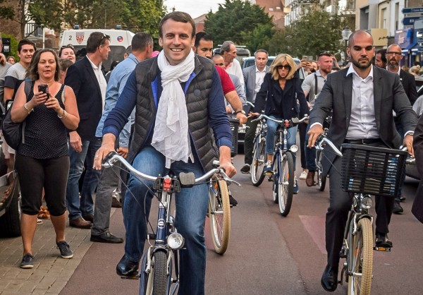 Πέφτει η δημοτικότητα του Μακρόν