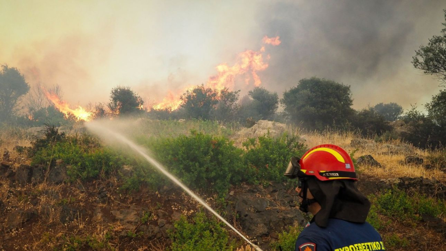 Φωτιά στον Αστακό Αιτωλοακαρνανίας – Eπιχειρούν δύο εναέρια